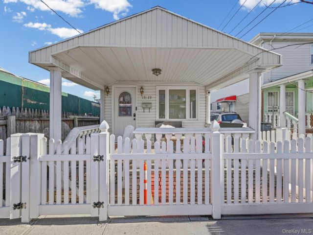  2 BR,  2.00 BTH &nbsp;Farmhouse style home in Jamaica