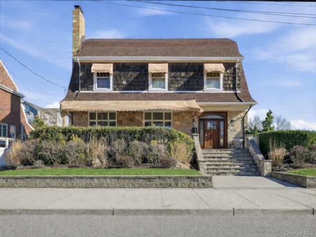  5 BR,  5.00 BTH &nbsp;Colonial style home in Neponsit