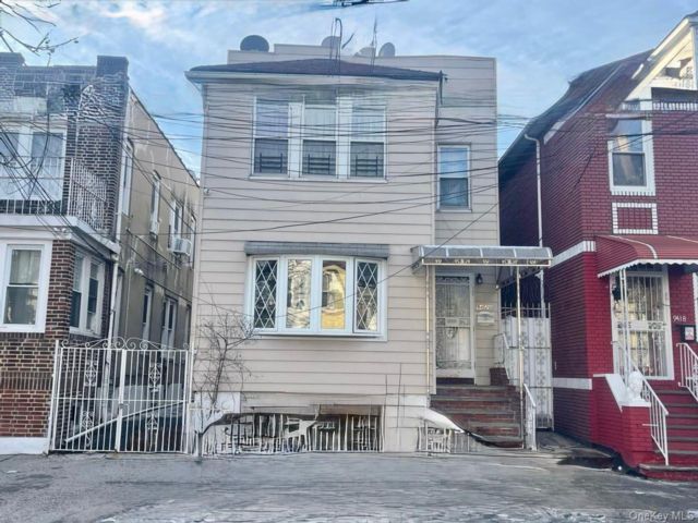  7 BR,  2.00 BTH &nbsp;Colonial style home in East Elmhurst