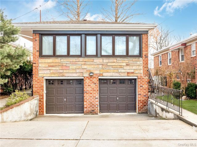  4 BR,  3.00 BTH &nbsp;Hi ranch style home in Fresh Meadows