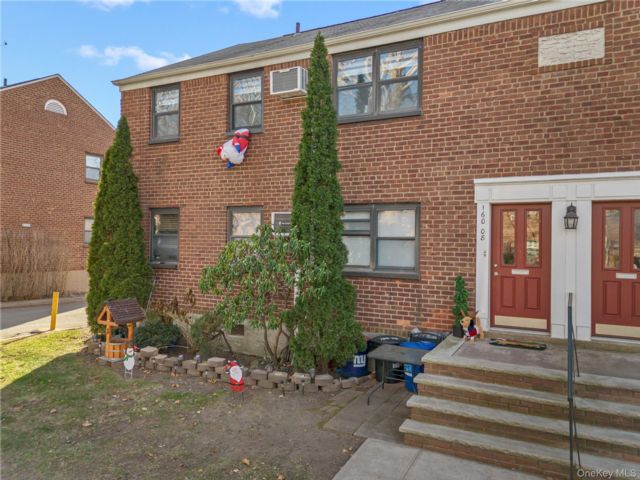  2 BR,  1.00 BTH &nbsp;Garden style home in Whitestone