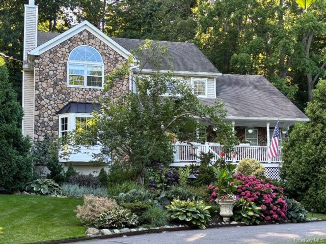  4 BR,  3.00 BTH &nbsp;Colonial style home in Centerport