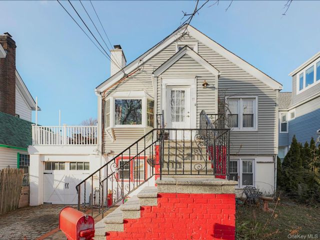  5 BR,  3.00 BTH &nbsp;Cape cod style home in City Island