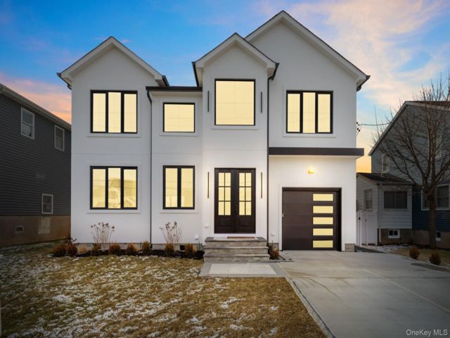  4 BR,  4.00 BTH &nbsp;Contemporary style home in Babylon