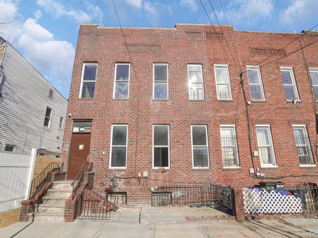  8 BR,  4.00 BTH &nbsp;House style home in Jamaica