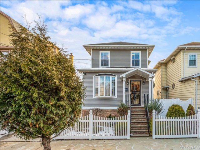  3 BR,  3.00 BTH &nbsp;Colonial style home in Whitestone