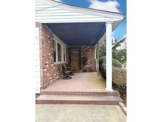  4 BR,  2.00 BTH &nbsp;Exp ranch style home in Oceanside