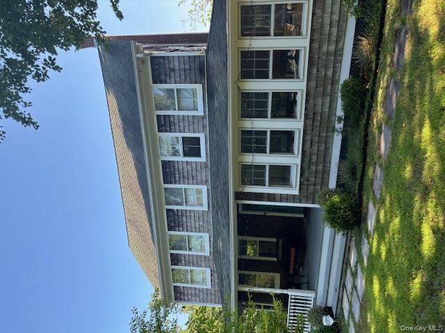  4 BR,  2.00 BTH &nbsp;Farmhouse style home in Hampton Bays