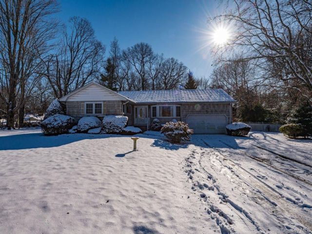  3 BR,  2.00 BTH &nbsp;Exp ranch style home in Huntington Station