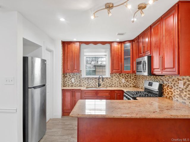  4 BR,  3.00 BTH &nbsp;Colonial style home in Jamaica