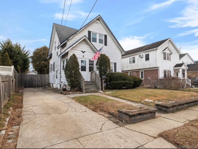  3 BR,  3.00 BTH &nbsp;Colonial style home in Farmingdale