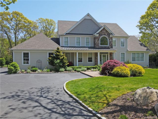  3 BR,  4.00 BTH &nbsp;Traditional style home in Calverton