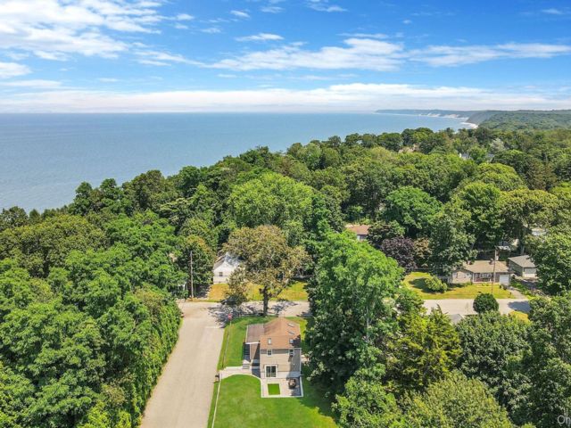  3 BR,  2.00 BTH &nbsp;Split level style home in Wading River