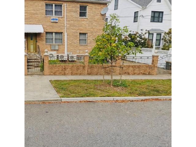  3 BR,  1.00 BTH &nbsp;Colonial style home in Bayside