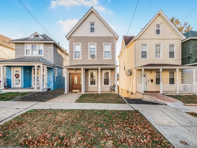  3 BR,  3.00 BTH &nbsp;Colonial style home in Yonkers