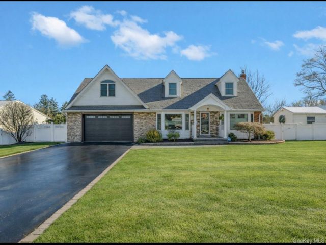  3 BR,  3.00 BTH &nbsp;Exp cape style home in Commack