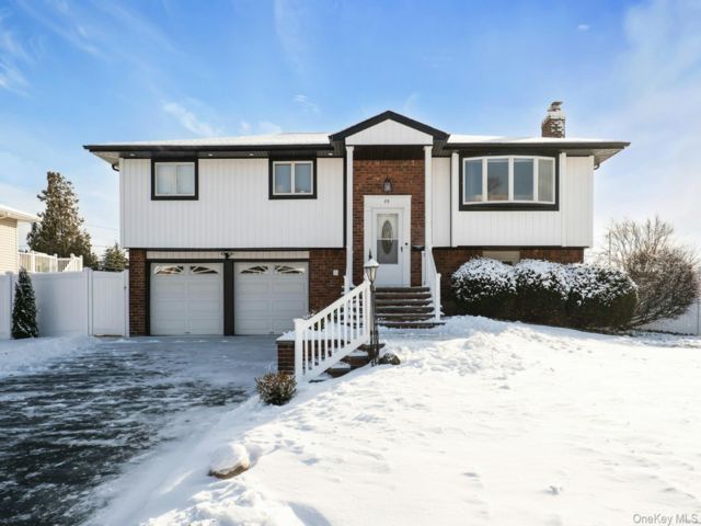  4 BR,  3.00 BTH &nbsp;Hi ranch style home in Commack