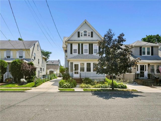  2 BR,  1.00 BTH &nbsp;Foursquare style home in Rockville Centre