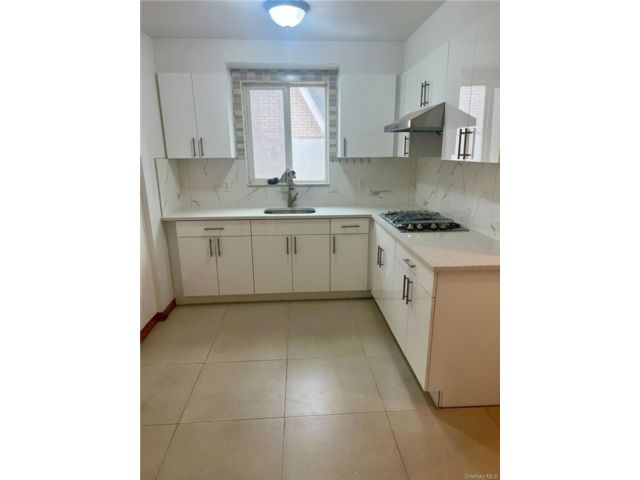  4 BR,  3.00 BTH &nbsp;Other style home in Flushing