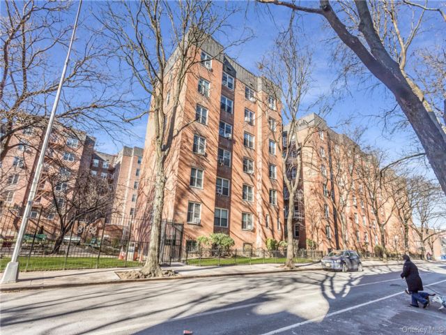  1 BR,  1.00 BTH &nbsp;Other style home in Jackson Heights