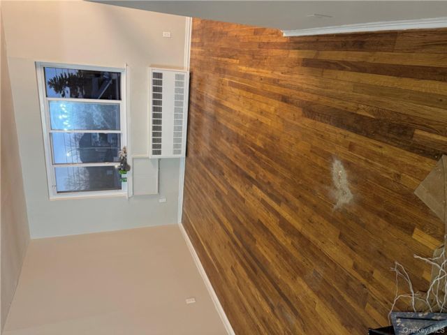  2 BR,  1.00 BTH &nbsp;Colonial style home in Glen Oaks