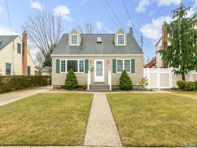  4 BR,  2.00 BTH &nbsp;Cape cod style home in Massapequa