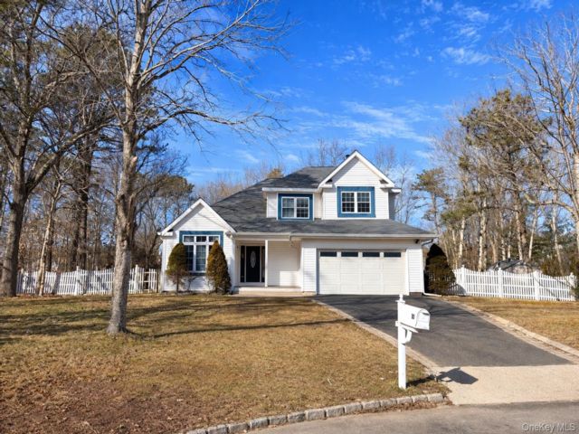  4 BR,  3.00 BTH &nbsp;Colonial style home in Ridge