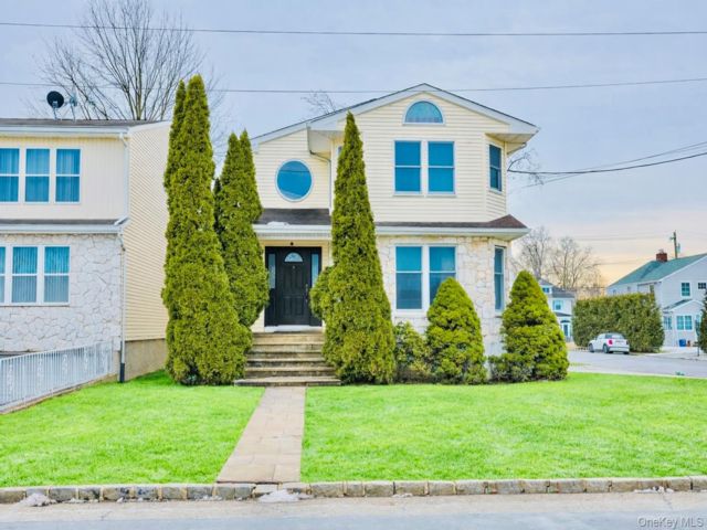  4 BR,  3.00 BTH &nbsp;Colonial style home in New Hyde Park