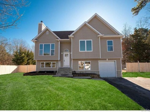  5 BR,  3.00 BTH &nbsp;Hi ranch style home in Coram