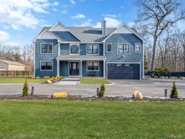  5 BR,  3.00 BTH &nbsp;Colonial style home in Mount Sinai