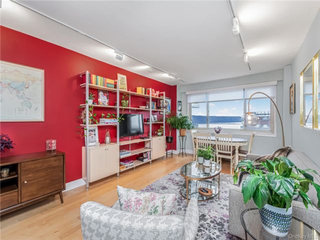 [Kingsbridge Real Estate, listing number 7247480]