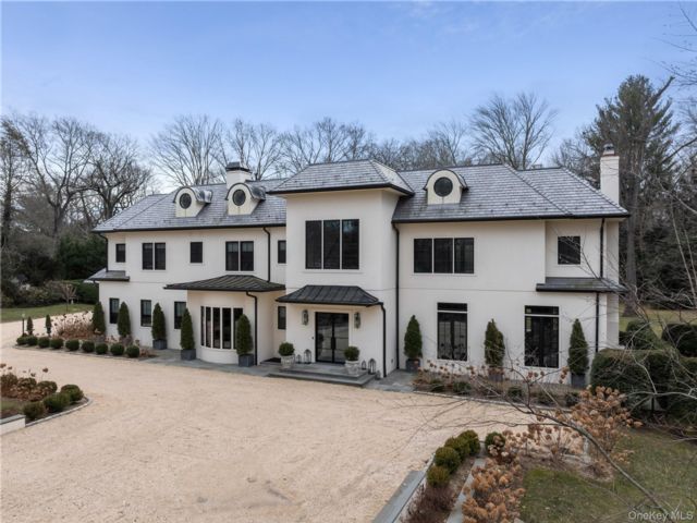  6 BR,  9.00 BTH &nbsp;Colonial style home in Brookville