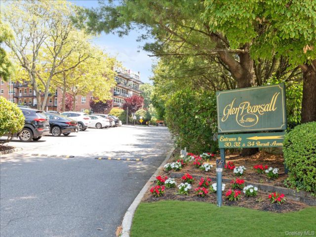  1 BR,  1.00 BTH &nbsp;Garden style home in Glen Cove