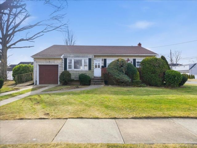  3 BR,  2.00 BTH &nbsp;Ranch style home in Massapequa Park