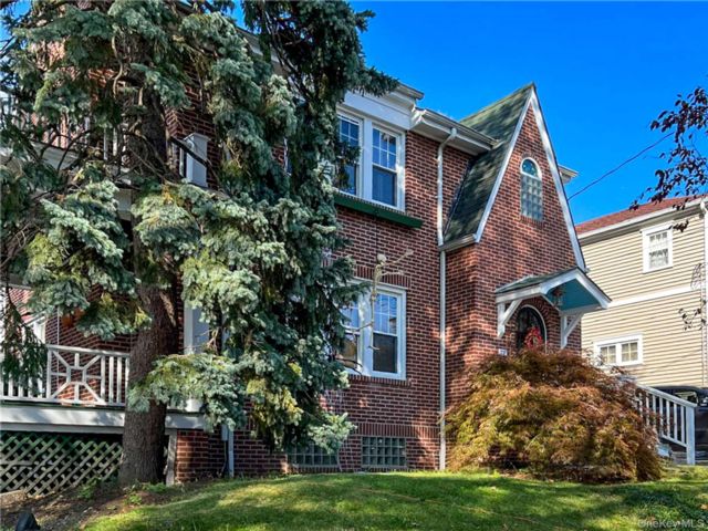  3 BR,  2.00 BTH &nbsp;Tudor style home in City Island