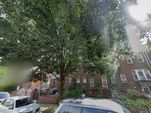  3 BR,  3.00 BTH &nbsp;Traditional style home in Jackson Heights