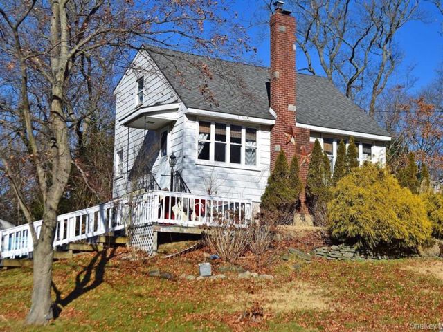  2 BR,  1.00 BTH &nbsp;Farmhouse style home in Sound Beach