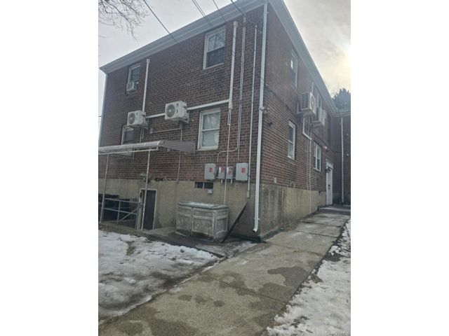  2 BR,  4.00 BTH &nbsp;House style home in Fresh Meadows