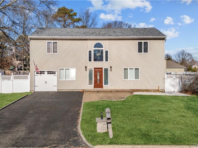  6 BR,  3.00 BTH &nbsp;Colonial style home in Coram