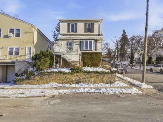  3 BR,  2.00 BTH &nbsp;Colonial style home in Yonkers
