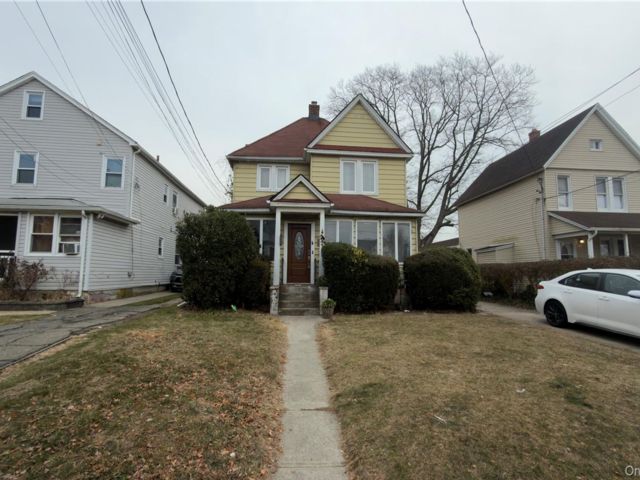  3 BR,  1.00 BTH &nbsp;Colonial style home in Freeport