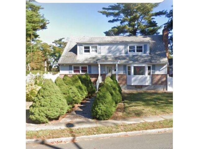  7 BR,  3.00 BTH &nbsp;Colonial style home in Brentwood