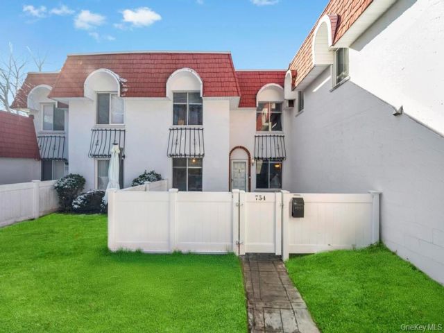  2 BR,  2.00 BTH &nbsp;Condo style home in Medford