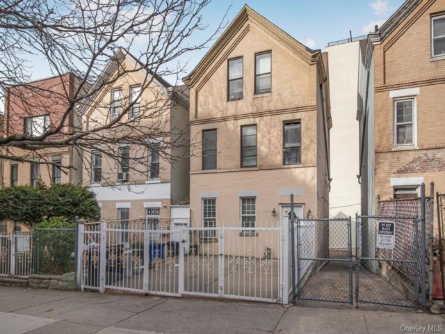  5 BR,  4.00 BTH &nbsp;House style home in New York (manhattan)