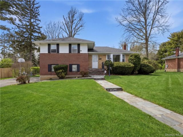  3 BR,  3.00 BTH &nbsp;Split level style home in Glen Cove