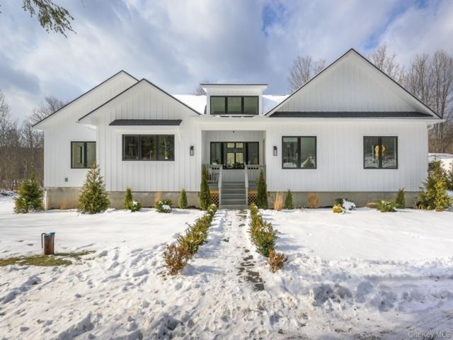  4 BR,  4.00 BTH &nbsp;Contemporary style home in Windham