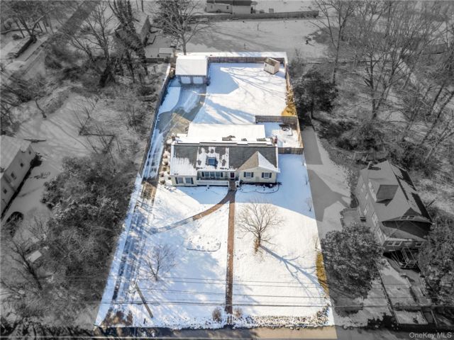  4 BR,  4.00 BTH &nbsp;Ranch style home in Selden