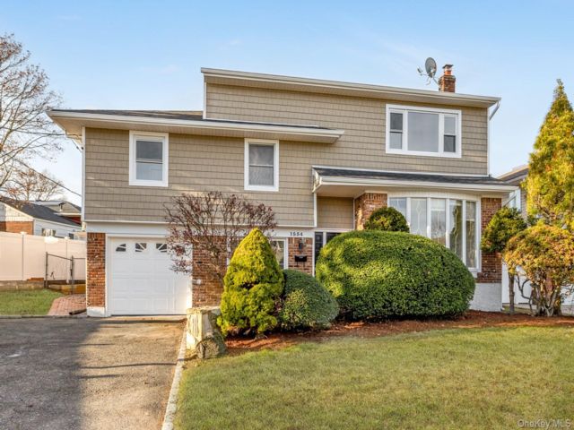  5 BR,  3.00 BTH &nbsp;A-frame style home in Wantagh