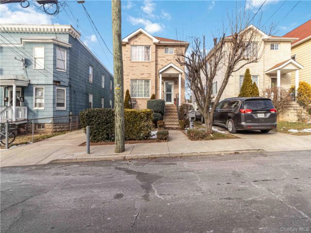  4 BR,  4.00 BTH &nbsp;Traditional style home in West Brighton