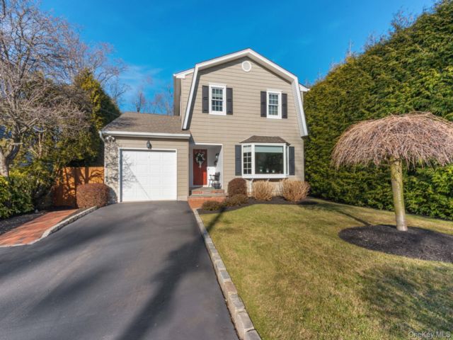  3 BR,  2.00 BTH &nbsp;Colonial style home in Northport